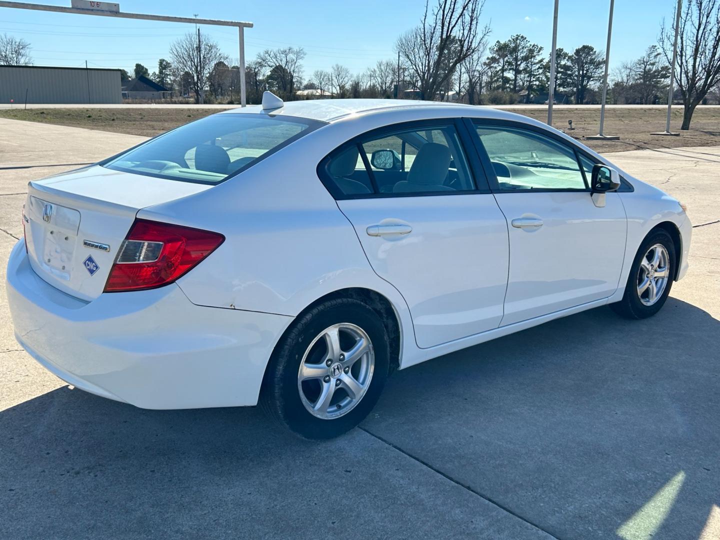 2012 White /Gray Honda Civic CNG Sedan 5-Speed AT (19XFB5F53CE) with an 1.8L L4 SOHC 16V CNG engine, 5-Speed Automatic transmission, located at 17760 Hwy 62, Morris, OK, 74445, (918) 733-4887, 35.609104, -95.877060 - 2012 HONDA CIVIC 1.8L FWD DEDICATED CNG (COMPRESSED NATURAL GAS) VEHICLE. FEATURES REMOTE KEYLESS ENTRY, POWER LOCKS, POWER WINDOWS, POWER MIRRORS, MANUEL SEATS, AM/FM RADIO, CD PLAYER, USB, AUX, BLUETOOTH FOR HANDS-FREE CALLING, 12V POWER OUTLET, CRUISE CONTROL, TRACTION CONTROL, AND CLOTH SEATS. 1 - Photo#4